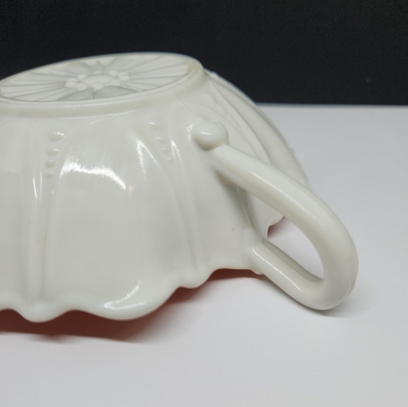 Anchor Hocking Handled Heart Bowl Oyster and Pearl White with Pink, 1938-1940 - Picture 10 of 12